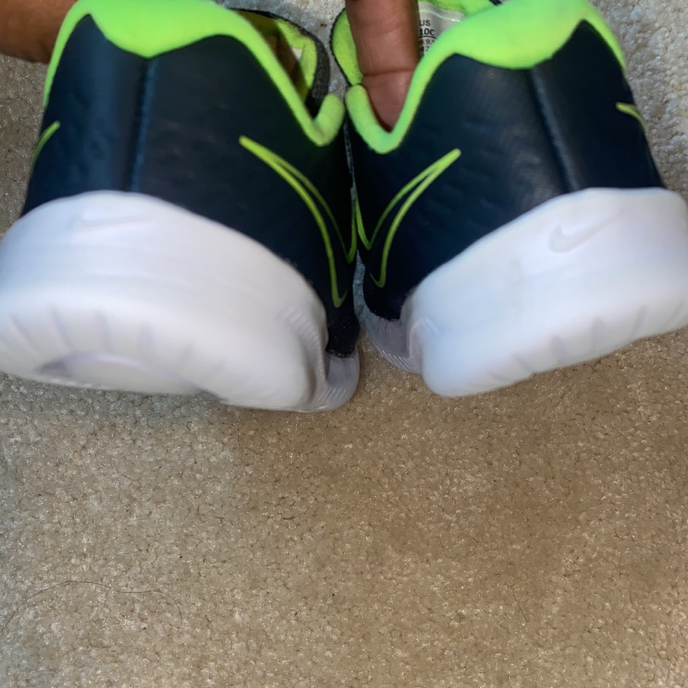 NIKES - Picture 3 of 5